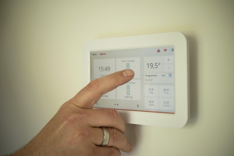 Hand bedient digitalen Raumregler einer Heizungsanlage
