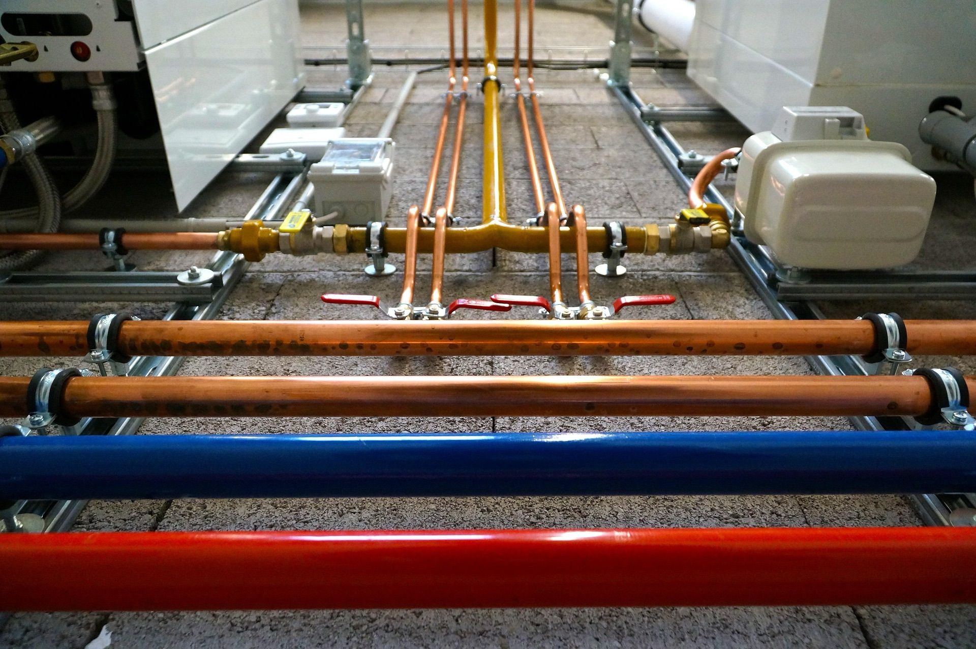 Rohrleitungen und Verteiler einer modernen Heizungsinstallation