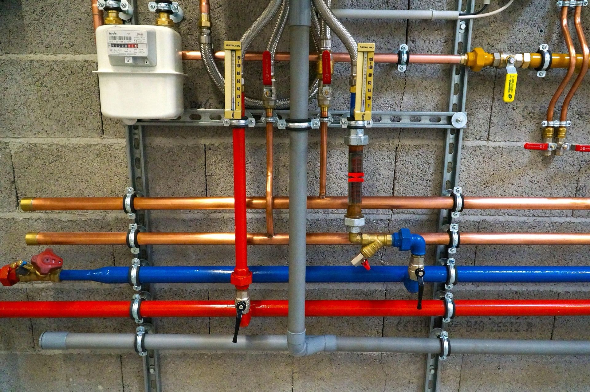 Hausinstallation mit Gaszähler und Heizungsleitungen