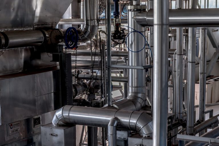 Rohrleitungen einer industriellen Anlagentechnik